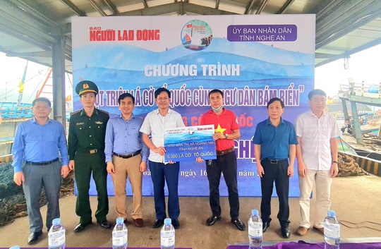 Trao tặng ngư dân tỉnh Nghệ An 5.000 lá cờ Tổ quốc - Ảnh 2.