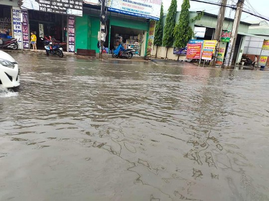 CLIP: Người dân nhiều nơi ở TP HCM, Bình Dương ngụp lặn sau cơn mưa lớn - Ảnh 17.