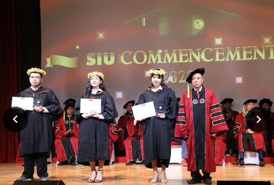 Trường ĐH Quốc tế Sài Gòn trao bằng tốt nghiệp cho tân cử nhân, thạc sĩ - Ảnh 1.
