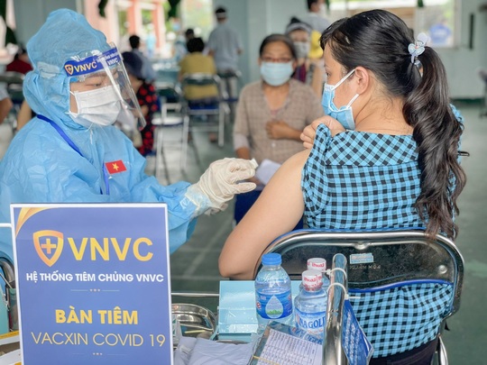 TP HCM: Còn hơn 4.200 người nhóm nguy cơ chưa tiêm vắc-xin Covid-19 - Ảnh 1.