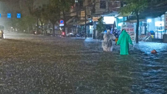 Chùm ảnh: Mưa trái mùa khiến đường phố ngập sâu, du khách lội nước rời ga Đà Nẵng - Ảnh 3.