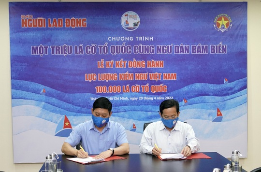 Trao tặng 100.000 lá cờ Tổ quốc cho Cục Kiểm ngư Việt Nam - Ảnh 2.