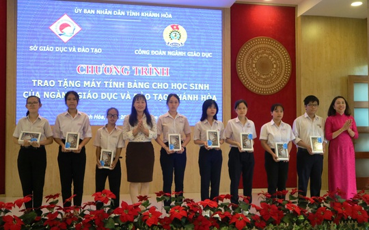 Khánh Hòa: Tặng 1.000 máy tính bảng cho học sinh - Ảnh 3.