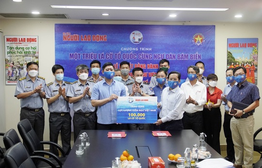 Trao tặng 100.000 lá cờ Tổ quốc cho Cục Kiểm ngư Việt Nam - Ảnh 3.