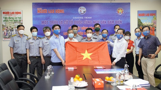 Trao tặng 100.000 lá cờ Tổ quốc cho Cục Kiểm ngư Việt Nam - Ảnh 4.