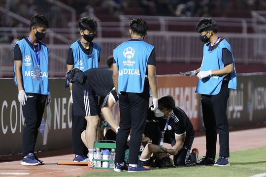 Cầu thủ Hàn Quốc nhập viện cấp cứu sau va chạm với Hồng Duy - Ảnh 5.