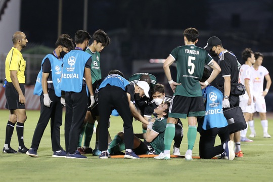 Cầu thủ Hàn Quốc nhập viện cấp cứu sau va chạm với Hồng Duy - Ảnh 6.