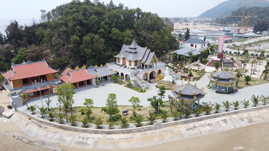 Ngôi chùa có kiến trúc độc, lạ, hút khách du lịch nơi cửa biển Thanh Hóa - Ảnh 1.