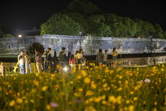 Phố đêm hoàng thành Huế có gì đặc biệt? - Ảnh 7.