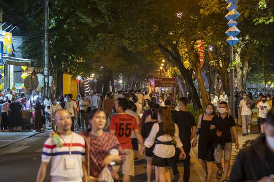 Phố đêm hoàng thành Huế có gì đặc biệt? - Ảnh 2.