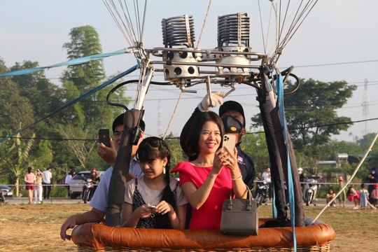 Trải nghiệm tuyệt vời khi bay khinh khí cầu ở Kon Tum - Ảnh 6.