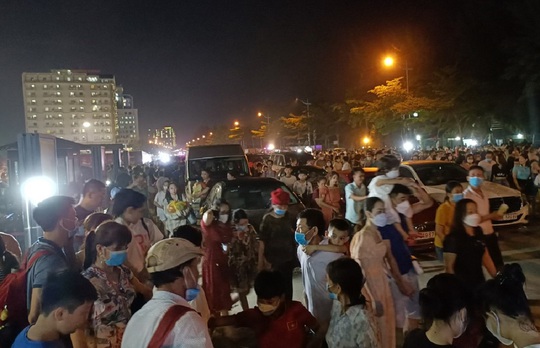 Hàng vạn người đổ về dự lễ 115 năm du lịch Sầm Sơn - Ảnh 6.