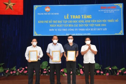 Trao 100 học bổng cho học sinh, sinh viên dân tộc thiểu số quận 8 - Ảnh 4.