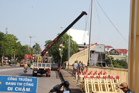 Vụ chi 1,5 tỉ đồng trang trí cầu ở Quảng Trị: Công nhân đang tháo dỡ công trình - Ảnh 1.