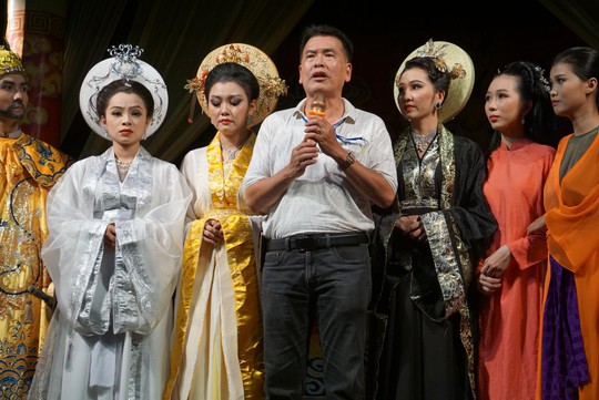 Hoàng Sơn, Hữu Nghĩa xúc động tại Sân khấu kịch Hồng Vân - Ảnh 1.