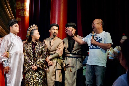 Hoàng Sơn, Hữu Nghĩa xúc động tại Sân khấu kịch Hồng Vân - Ảnh 2.