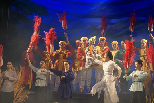Hoàng Sơn, Hữu Nghĩa xúc động tại Sân khấu kịch Hồng Vân - Ảnh 6.