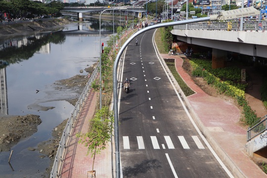 Cận cảnh đường song hành Võ Văn Kiệt vừa đưa vào sử dụng ở TP HCM - Ảnh 5.