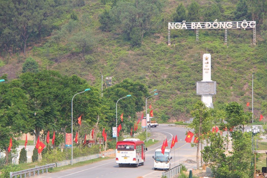 Rợp bóng cờ tại Đường cờ Tổ quốc Khu di tích Ngã ba Đồng Lộc - Ảnh 5.