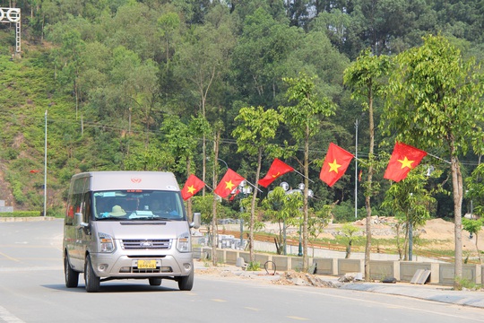 Rợp bóng cờ tại Đường cờ Tổ quốc Khu di tích Ngã ba Đồng Lộc - Ảnh 4.