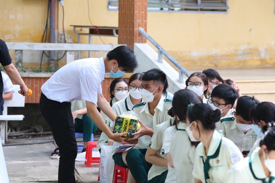 Học sinh Long An hào hứng đón quà từ UNIBEN - Ảnh 2.