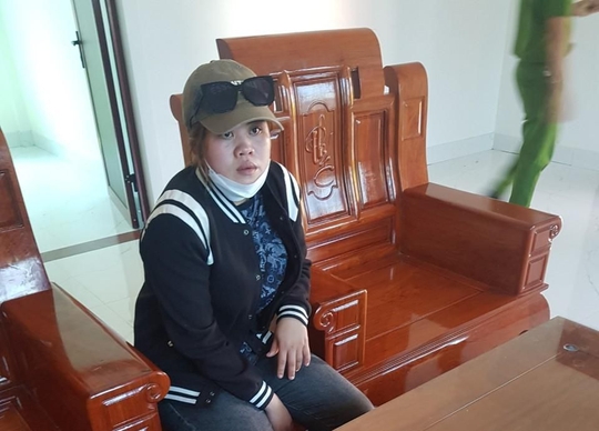Tạm giữ dì ruột bạo hành cháu gái 4 tuổi bằng chổi sắt - Ảnh 1.