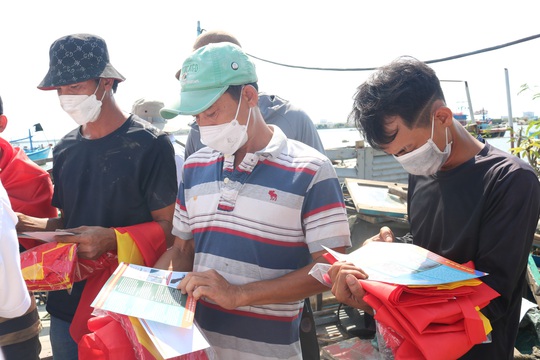 Cờ Tổ quốc, túi thuốc, bồn nước ngọt... đến tay ngư dân ở TP Vũng Tàu - Ảnh 2.