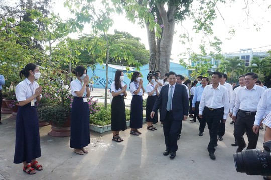 Thủ tướng đề nghị Sóc Trăng tiếp tục quan tâm đến học sinh dân tộc thiểu số - Ảnh 3.
