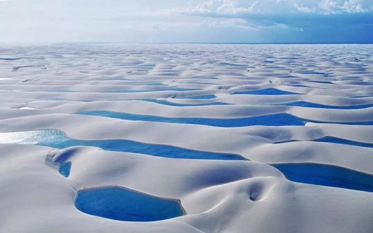 Sa mạc kỳ lạ nhất thế giới có hàng nghìn hồ nước - Ảnh 1.