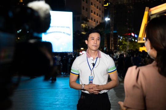 “Phù thủy sân khấu” Đạo diễn Lê Việt chinh phục hàng ngàn khán giả tại phố đi bộ - Ảnh 1.