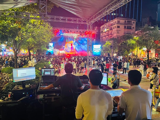 “Phù thủy sân khấu” Đạo diễn Lê Việt chinh phục hàng ngàn khán giả tại phố đi bộ - Ảnh 2.