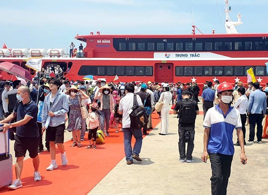 Hơn 2.000 du khách bất ngờ hủy tour ra đảo Lý Sơn - Ảnh 1.