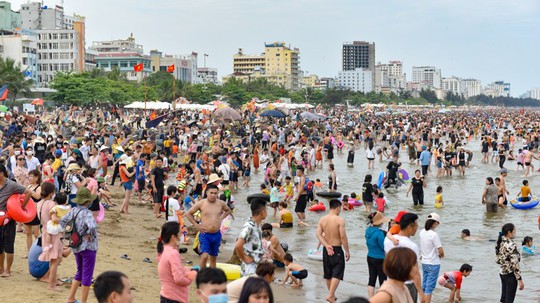 Biển người đổ xô về Sầm Sơn tắm biển ngày đầu tiên nghỉ lễ 30-4, 1-5 - Ảnh 4.