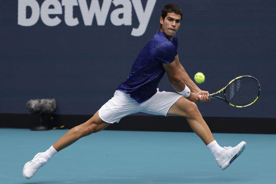 Tay vợt 18 tuổi vượt qua Nadal lần đầu đăng quang Giải Miami Masters - Ảnh 2.