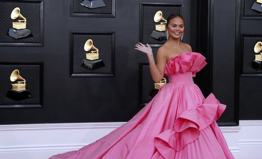 Những bộ đầm đẹp, độc trên thảm đỏ Grammy 2022 - Ảnh 3.