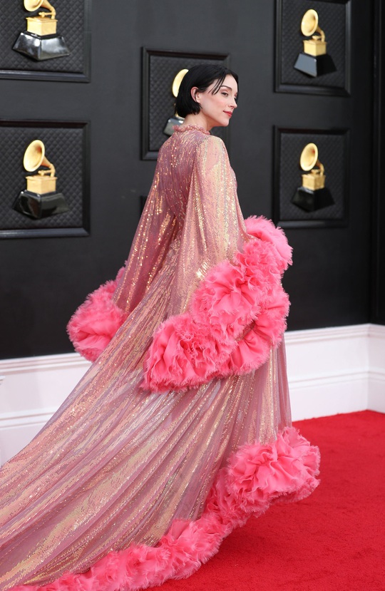 Những bộ đầm đẹp, độc trên thảm đỏ Grammy 2022 - Ảnh 9.