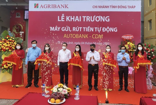 Agribank Đồng Tháp khai trương 2 máy Autobank CDM - Ảnh 1.