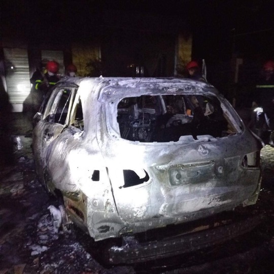 Điều tra nguyên nhân ôtô và xe máy của người dân cháy rụi lúc nửa đêm - Ảnh 1.