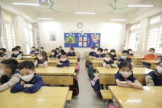 Hơn 1 triệu học sinh Hà Nội háo hức trong ngày đến trường sau thời gian dài học online - Ảnh 10.