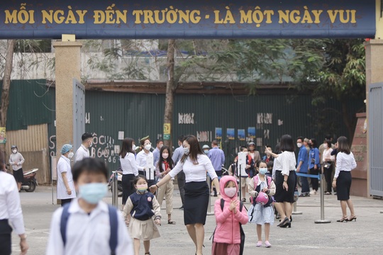 Hơn 1 triệu học sinh Hà Nội háo hức trong ngày đến trường sau thời gian dài học online - Ảnh 5.