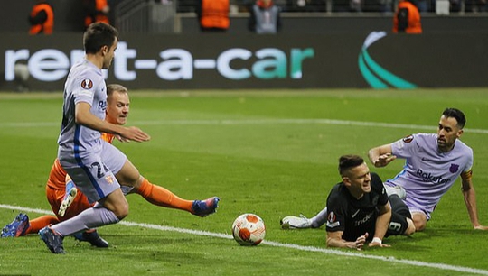 Tân binh lập công, Barcelona thoát hiểm ở Europa League - Ảnh 3.