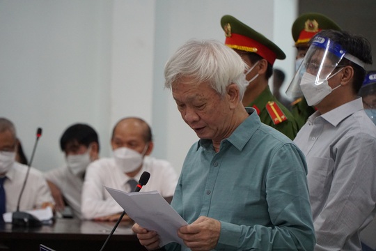 Xét xử sai phạm đất đai Khánh Hòa: Cựu lãnh đạo tỉnh khóc nức nở nói lời sau cùng - Ảnh 1.