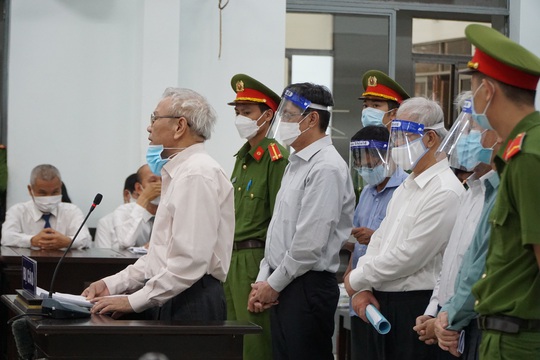 Xét xử sai phạm đất đai Khánh Hòa: Cựu lãnh đạo tỉnh khóc nức nở nói lời sau cùng - Ảnh 4.