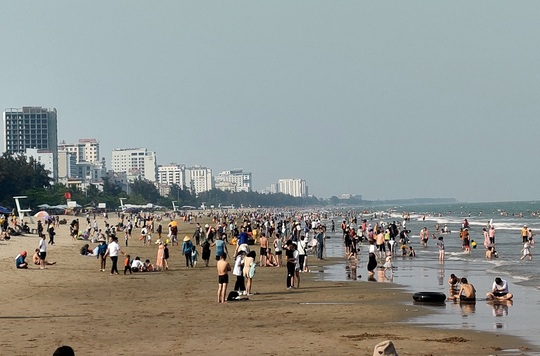 Hàng chục ngàn du khách đổ về biển Sầm Sơn - Ảnh 1.