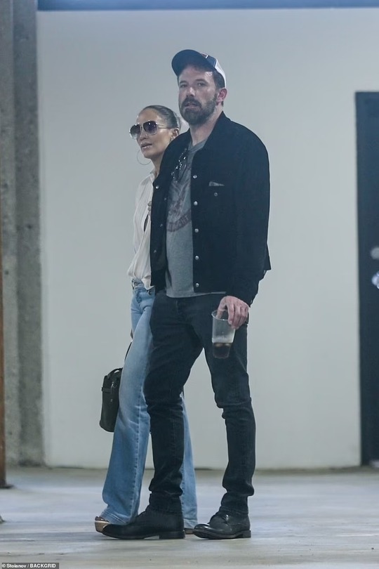 Jennifer Lopez đính hôn cùng Ben Affleck sau tái hợp - Ảnh 2.