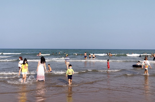 Hàng chục ngàn du khách đổ về biển Sầm Sơn - Ảnh 4.