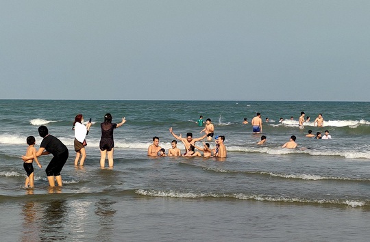 Hàng chục ngàn du khách đổ về biển Sầm Sơn - Ảnh 3.