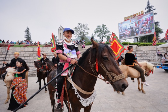 Những chiến mã Tây Bắc tung vó giữa ngợp ngời hoa hồng tại mùa giải “Vó ngựa trên mây” - Ảnh 2.