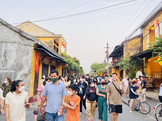 Hàng chục ngàn người đổ về Hội An du lịch, phố cổ ken kín lối - Ảnh 11.