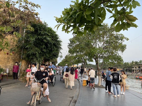 Hàng chục ngàn người đổ về Hội An du lịch, phố cổ ken kín lối - Ảnh 16.